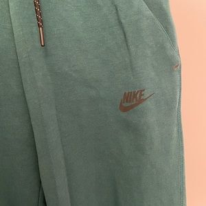 Green Nike Tech-Fleece Sweatpants